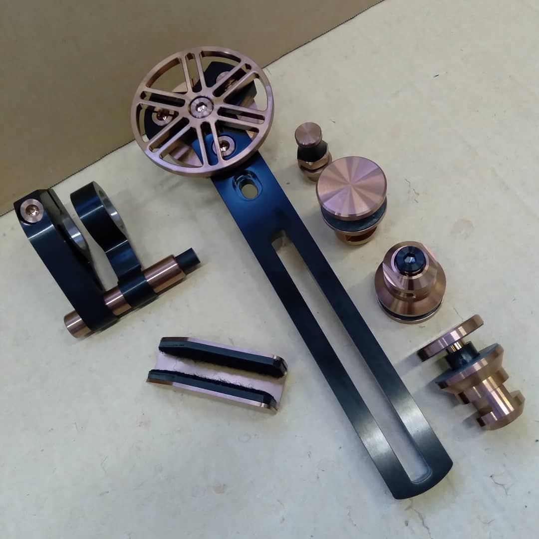 Фурнитура Chronos, ручки Klassik, петли Agitus M Bicolor(PVD Kupfer+PVD Schwarz)