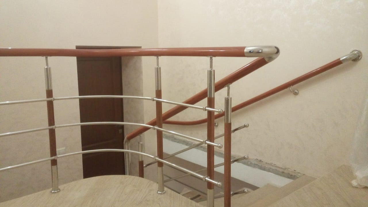 Перила из нержавеющей стали и дерева