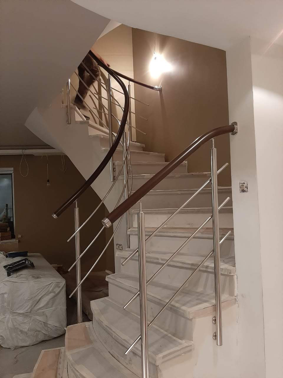 Перила из нержавеющей стали и дерева