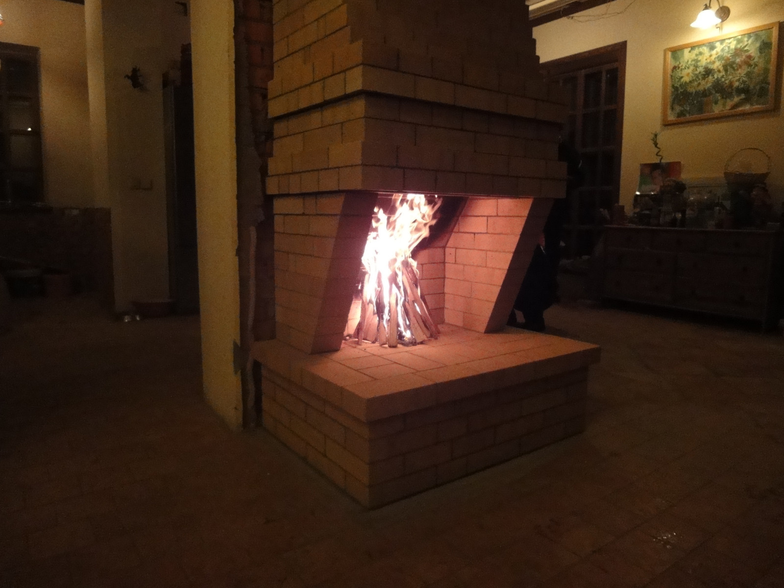 Полуоткрытый камин со скошенными стенками