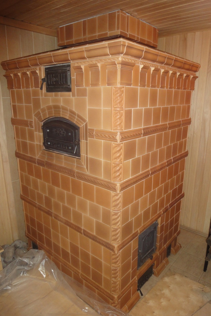 Печь-каменка со встроенной системой вентиляции парной облицована фарфоровой плит