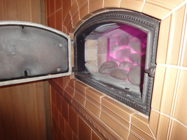 Паровая дверца защищена чугунным фартуком