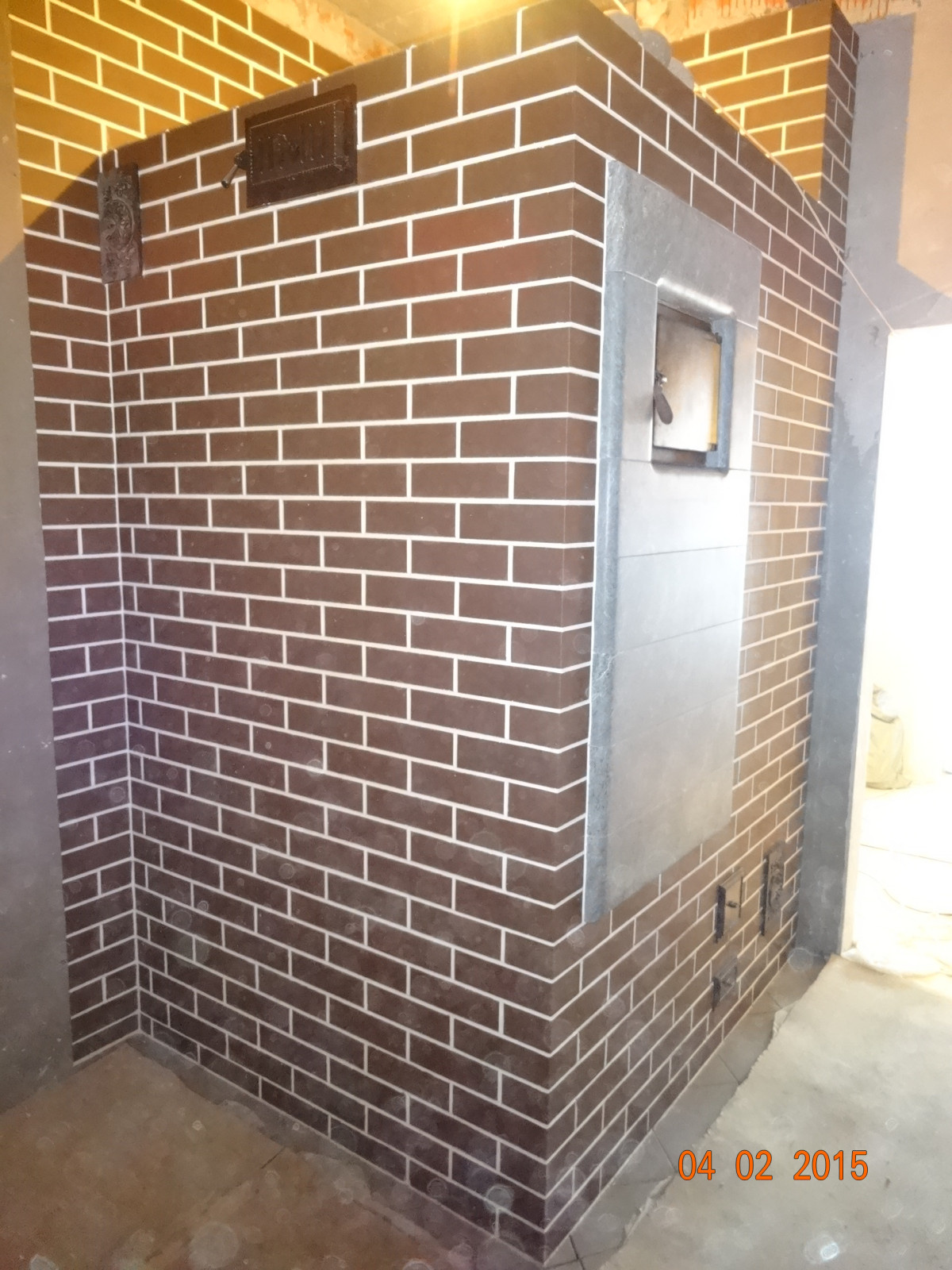 Печь-каменка облицована керамической плиткой Feldhaus