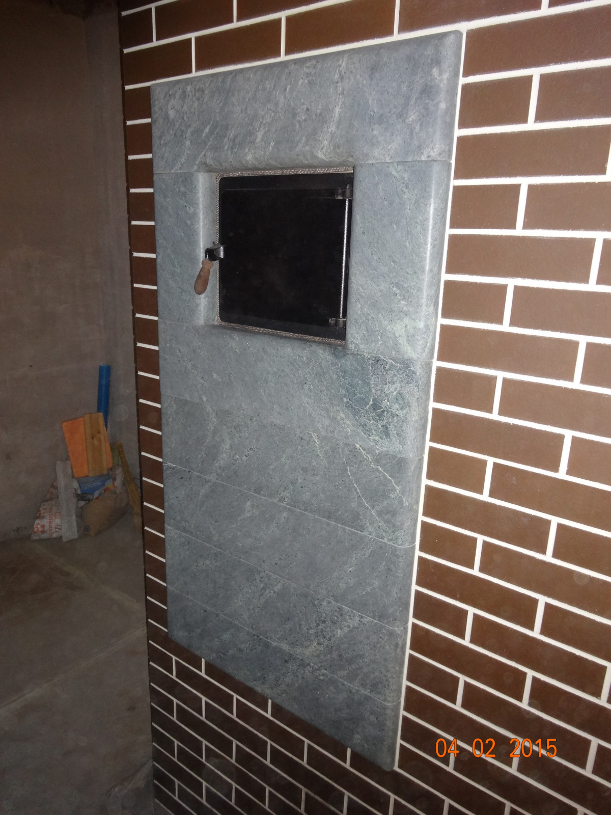 Фартук паровой дверцы выполнен из талькохлорита 40мм.