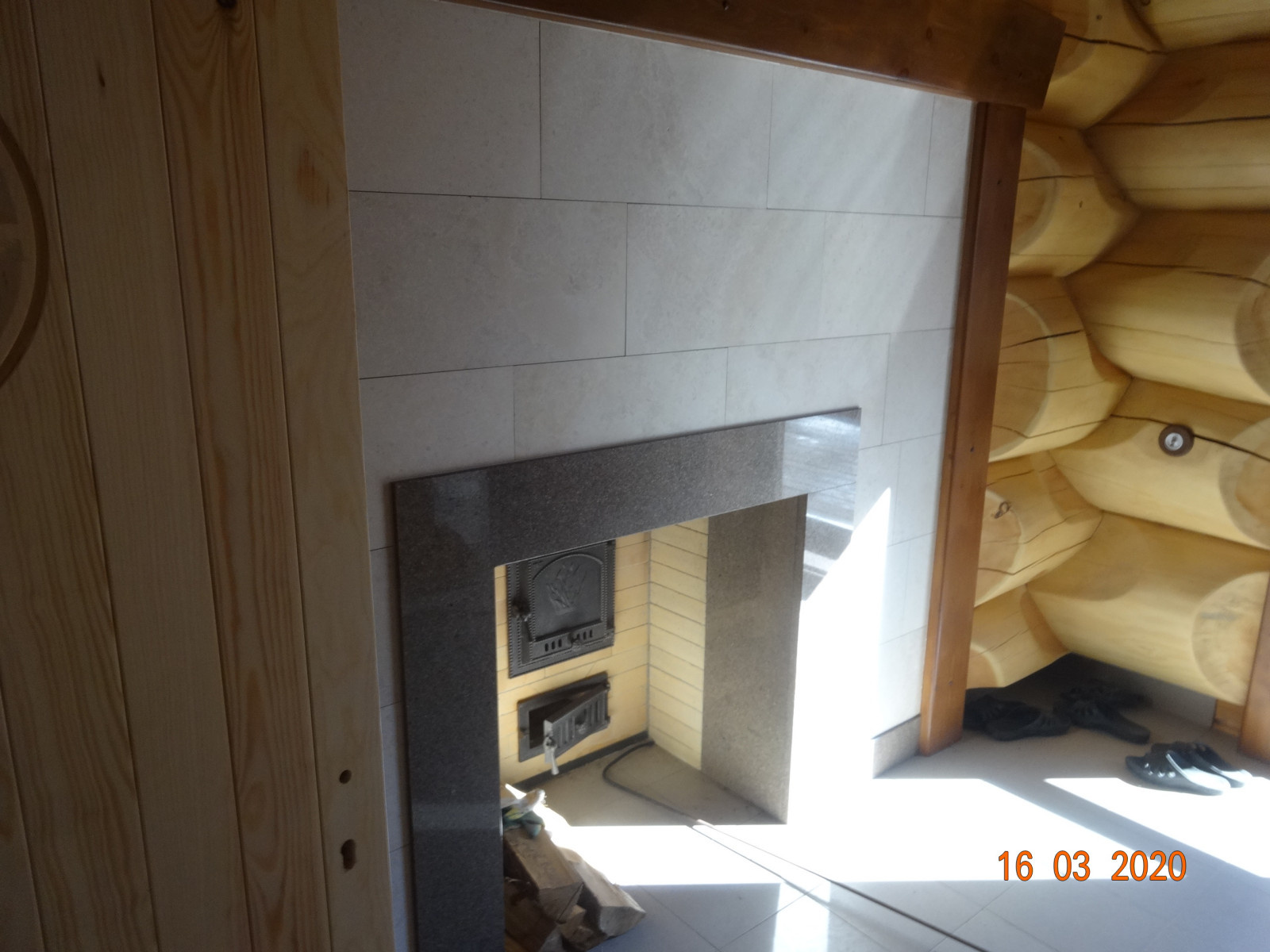Топочная часть печи-каменки выведена в "истопницкую" и отделана плиткой