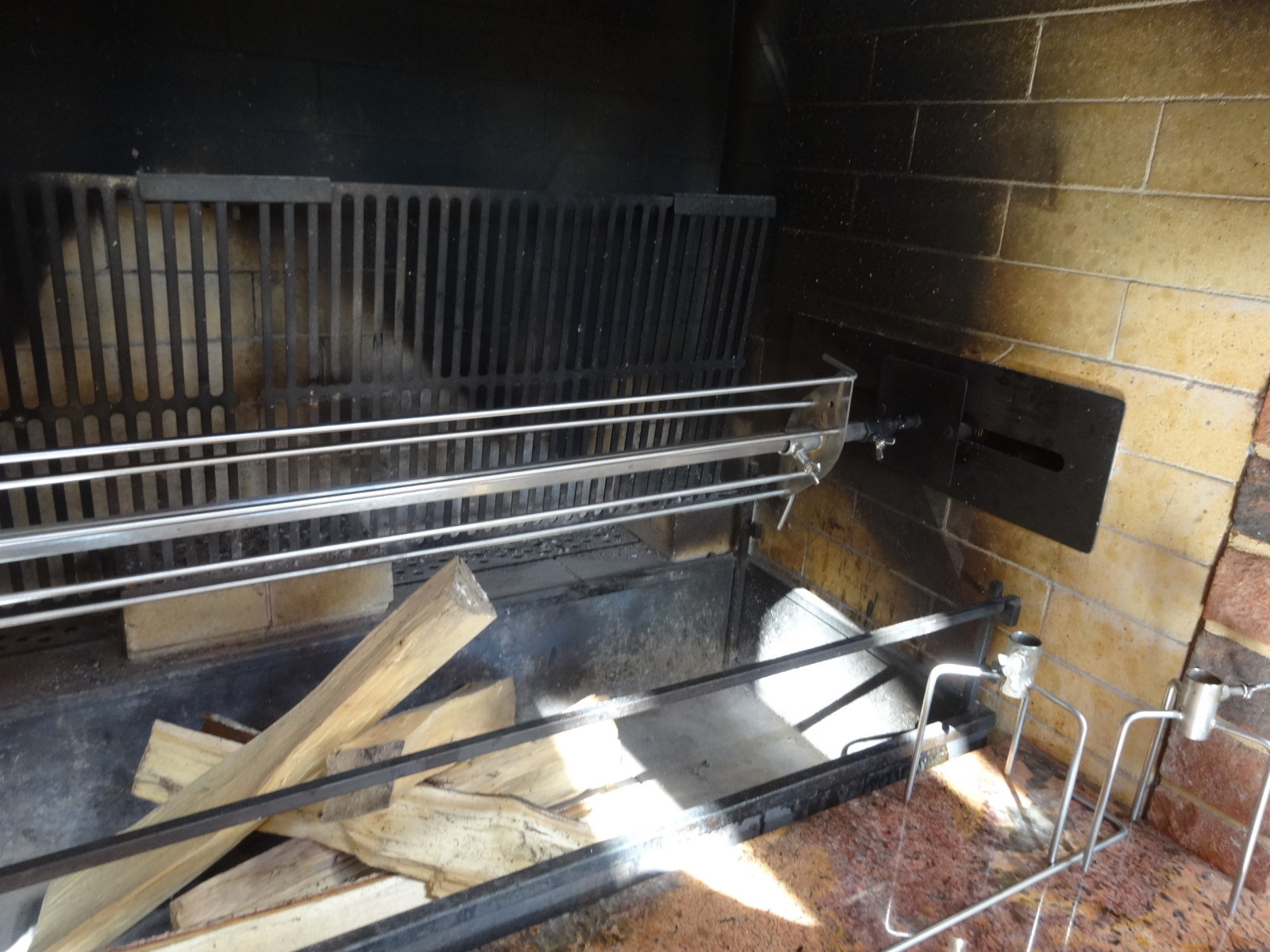 Через год добавлены насадки для птицы и рыбы. Э/вертел с регулировкой оборотов