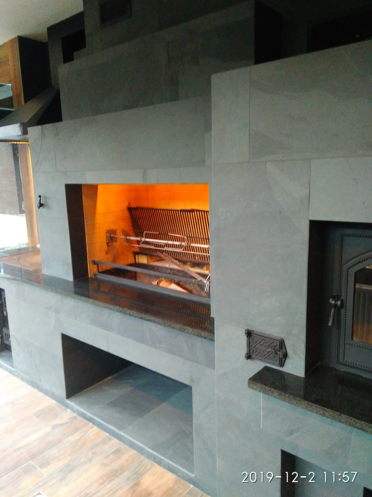 Чугун. мангал, э/вертел с насадками для птицы. Подсветка рабочей зоны мангала