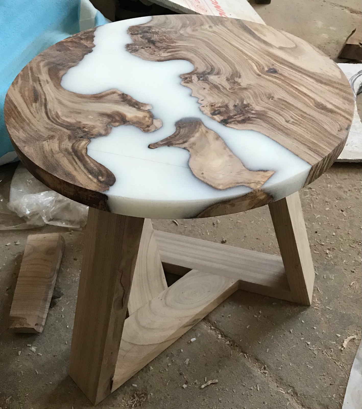 Обложка проекта: Круглая столешница из массива дерева и смолы