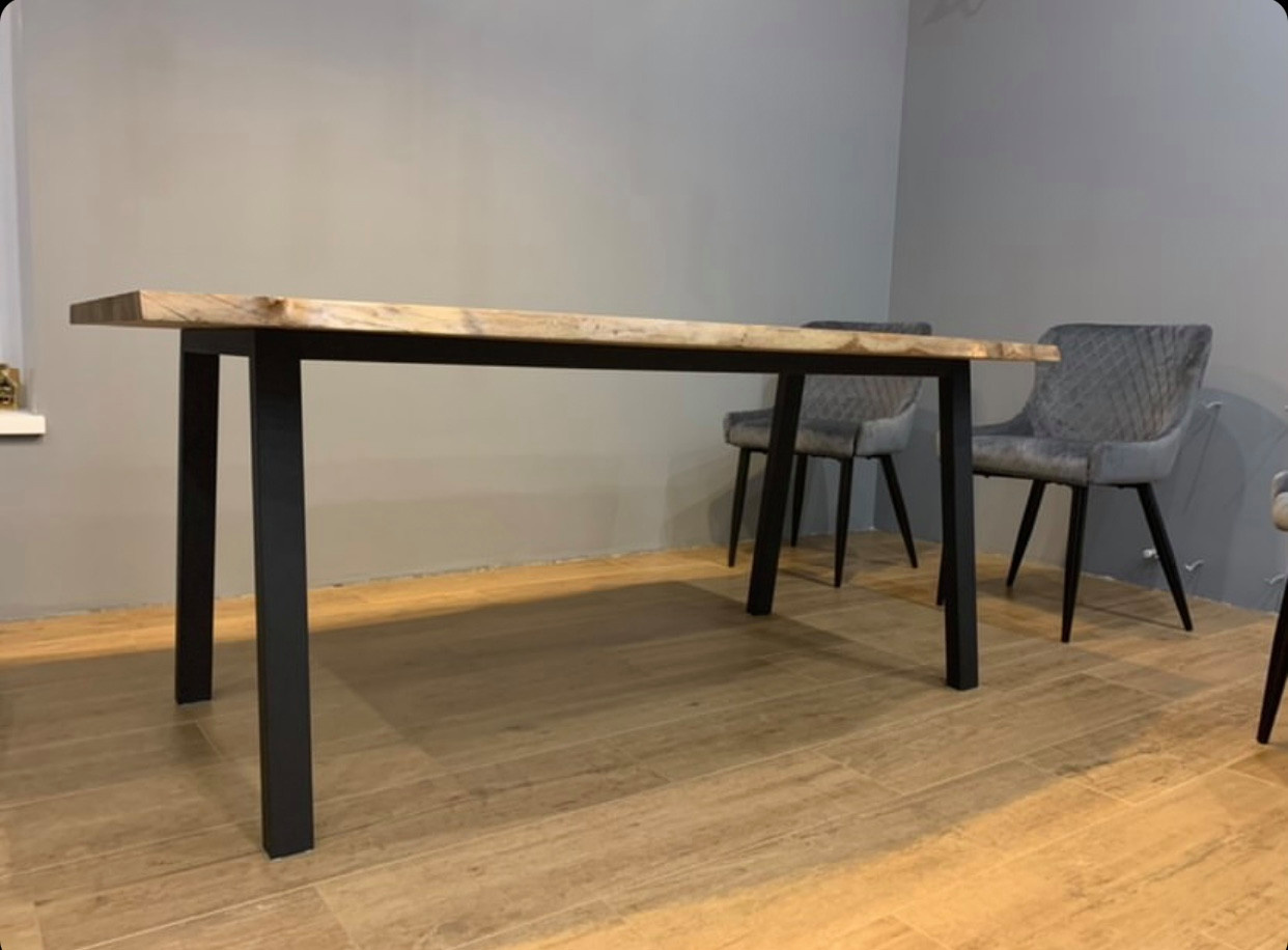 Обеденный стол из массива дерева и эпоксидной смолы в стиле лофт