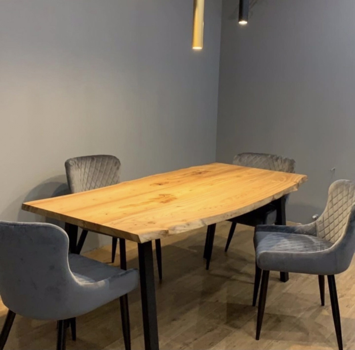 Обложка проекта: Обеденный стол из массива дерева и эпоксидной смолы в стиле лофт