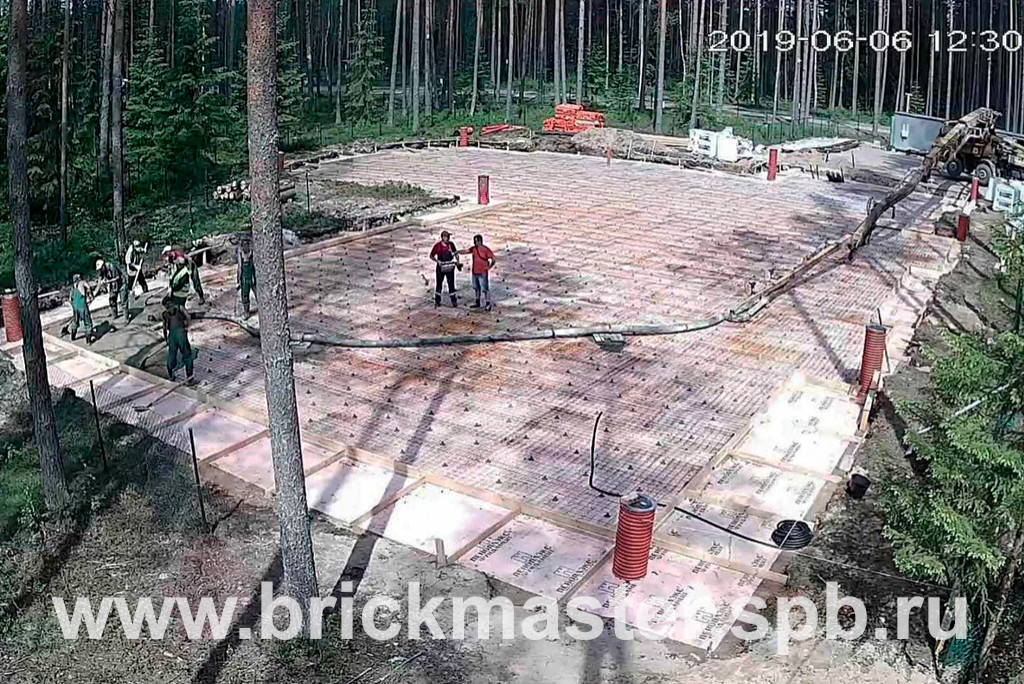 Компания BrickMaster производит строительство загородного дома площадью 580 кв.м