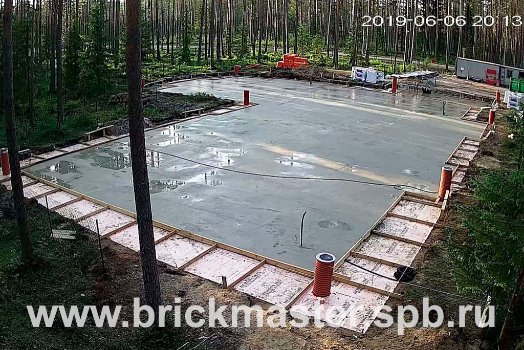 Компания BrickMaster производит строительство загородного дома площадью 580 кв.м