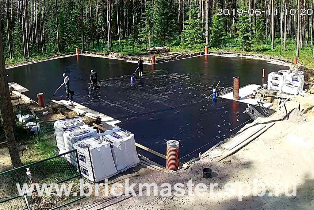 Компания BrickMaster производит строительство загородного дома площадью 580 кв.м