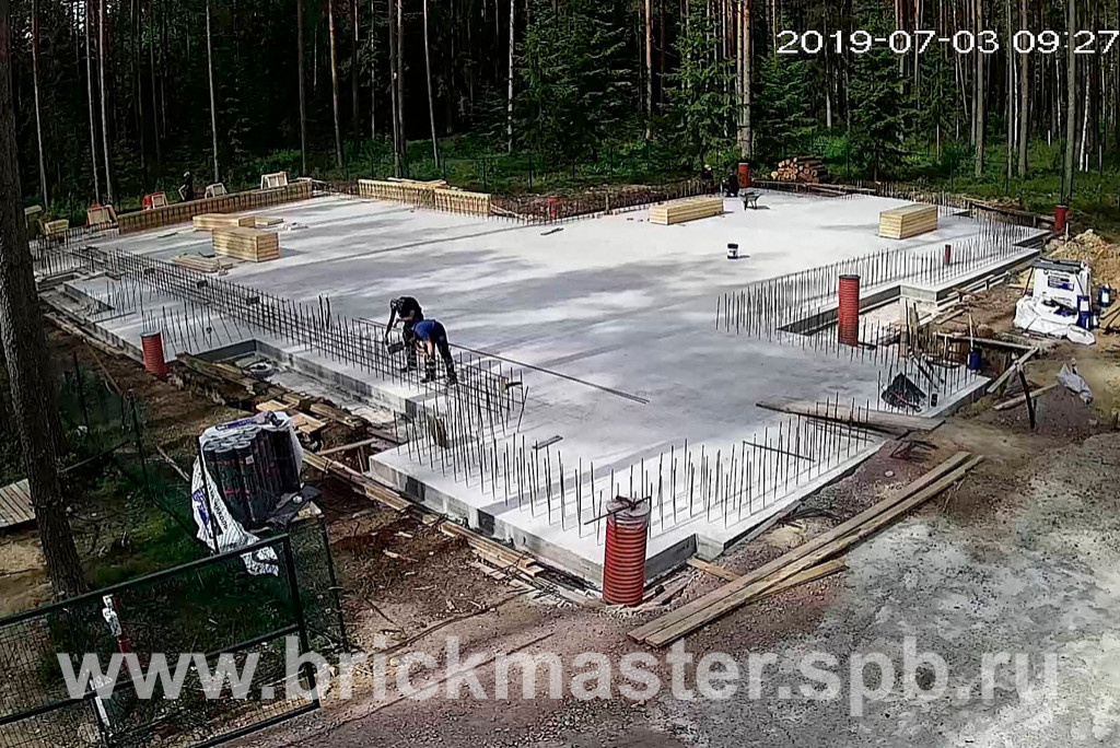 Компания BrickMaster производит строительство загородного дома площадью 580 кв.м