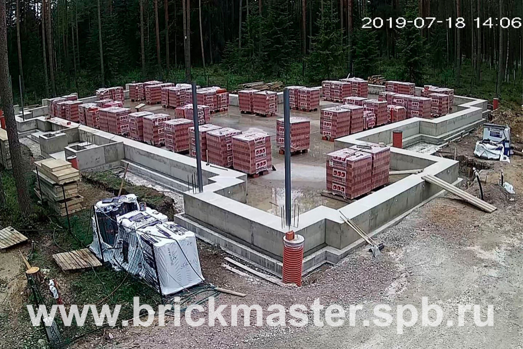 Компания BrickMaster производит строительство загородного дома площадью 580 кв.м