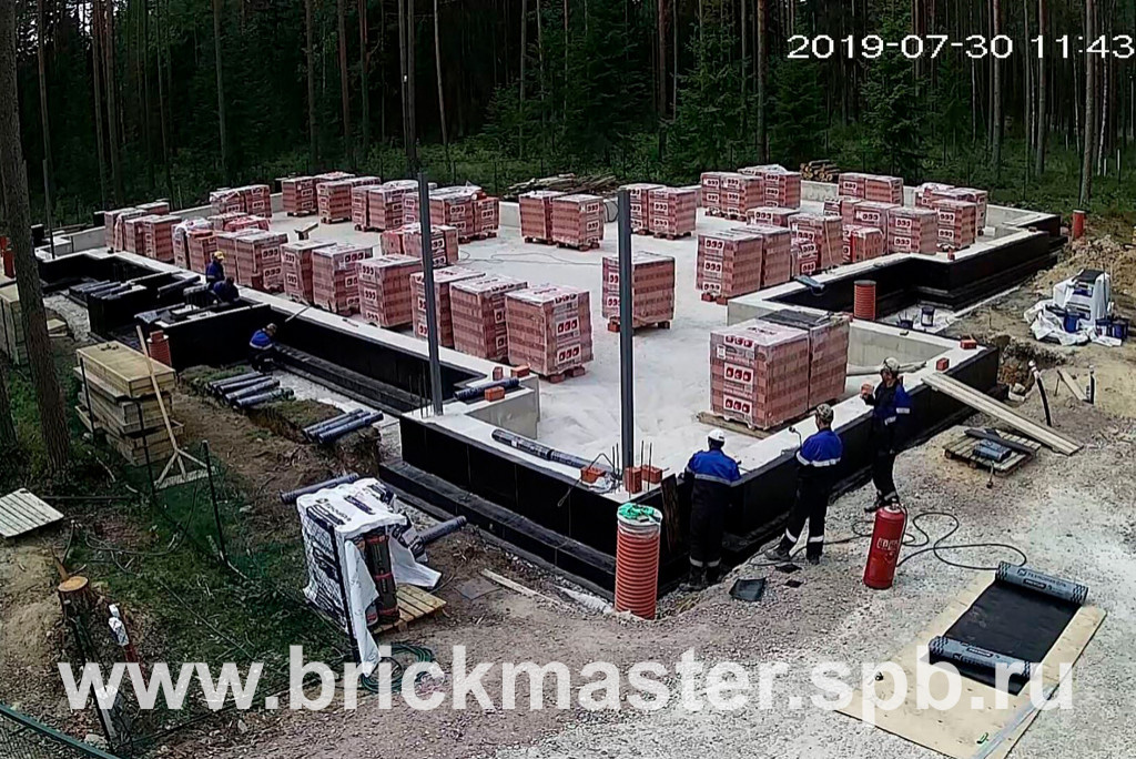 Компания BrickMaster производит строительство загородного дома площадью 580 кв.м