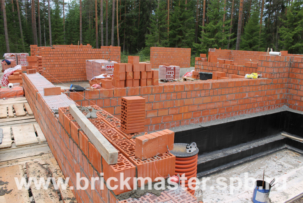 Компания BrickMaster производит строительство загородного дома площадью 580 кв.м