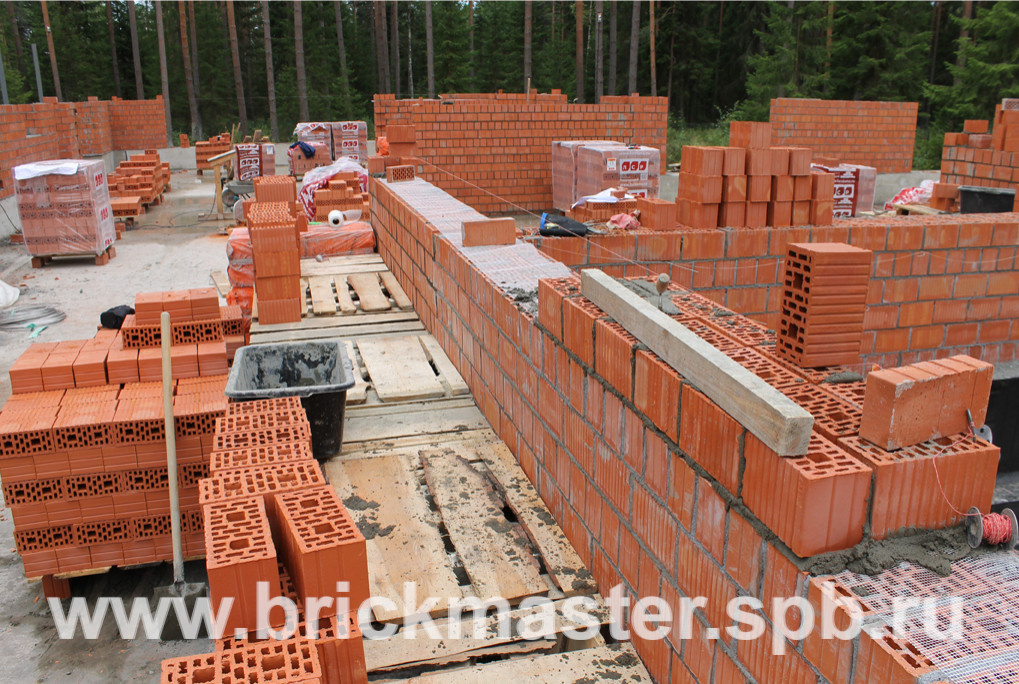 Компания BrickMaster производит строительство загородного дома площадью 580 кв.м