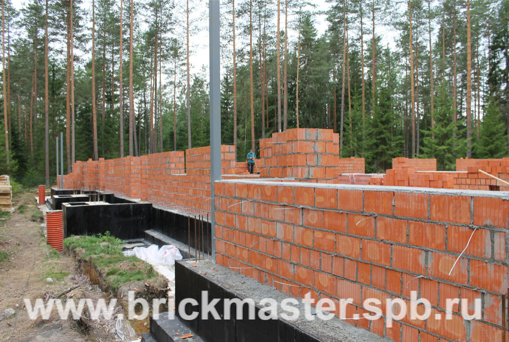 Компания BrickMaster производит строительство загородного дома площадью 580 кв.м
