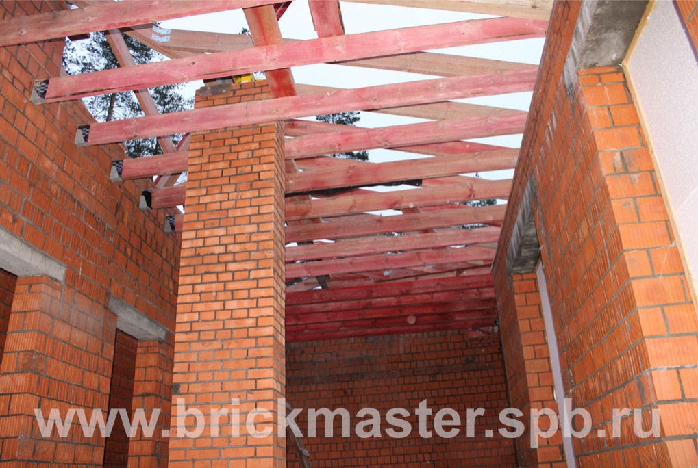 Компания BrickMaster производит строительство загородного дома площадью 580 кв.м