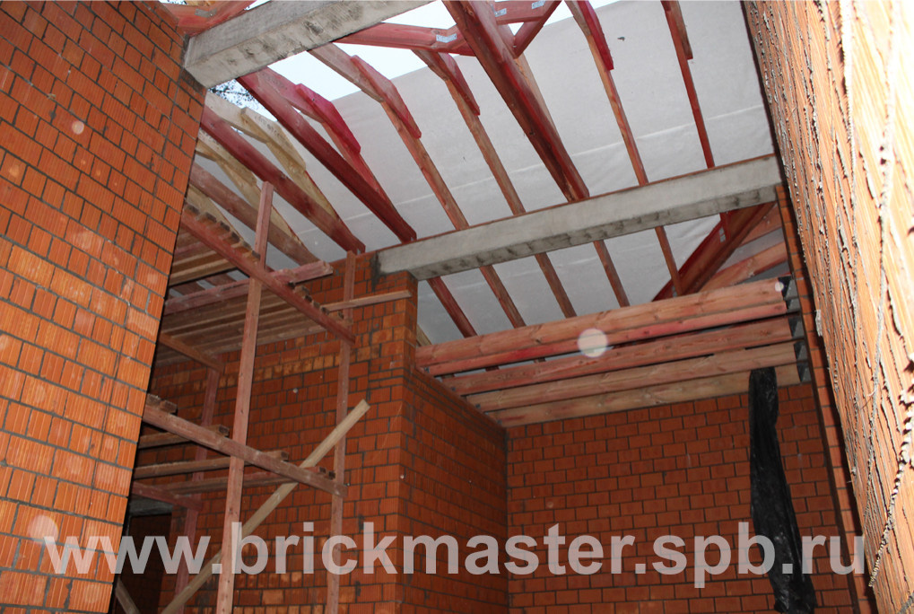 Компания BrickMaster производит строительство загородного дома площадью 580 кв.м