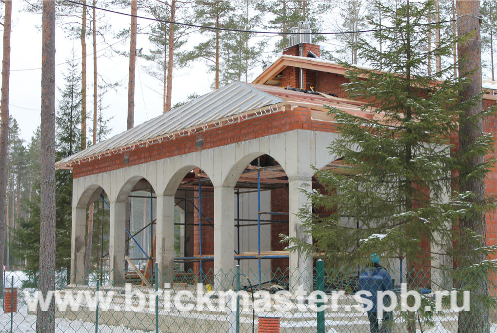 Компания BrickMaster производит строительство загородного дома площадью 580 кв.м