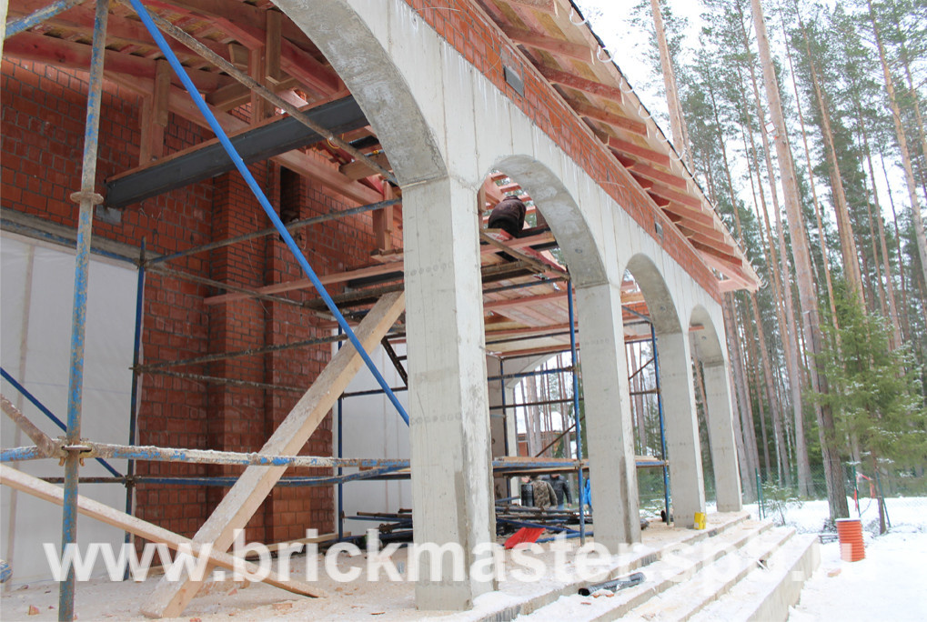 Компания BrickMaster производит строительство загородного дома площадью 580 кв.м