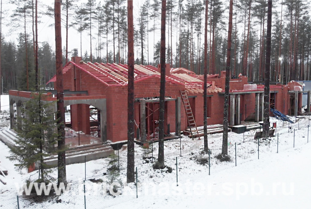 Компания BrickMaster производит строительство загородного дома площадью 580 кв.м