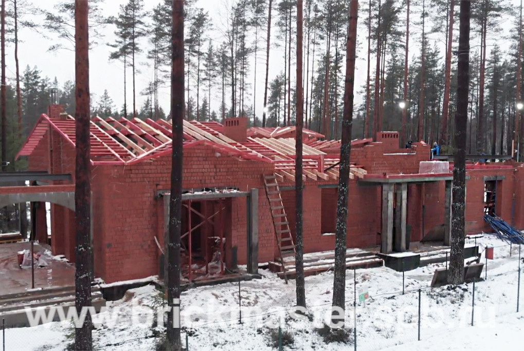 Компания BrickMaster производит строительство загородного дома площадью 580 кв.м