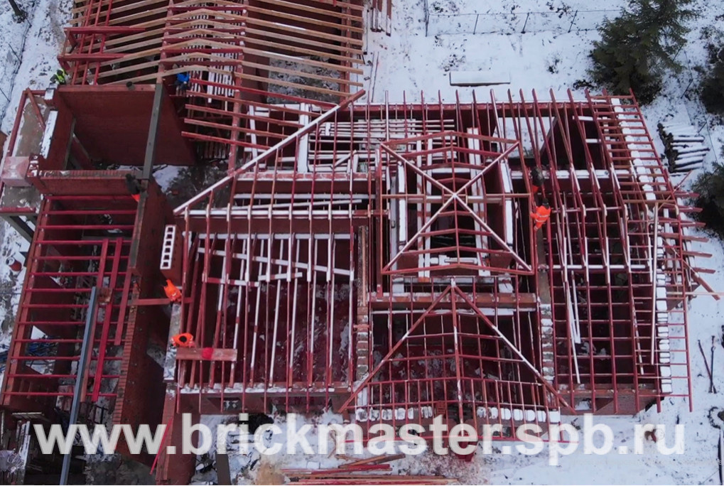 Компания BrickMaster производит строительство загородного дома площадью 580 кв.м