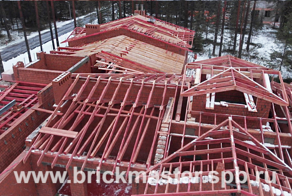 Компания BrickMaster производит строительство загородного дома площадью 580 кв.м