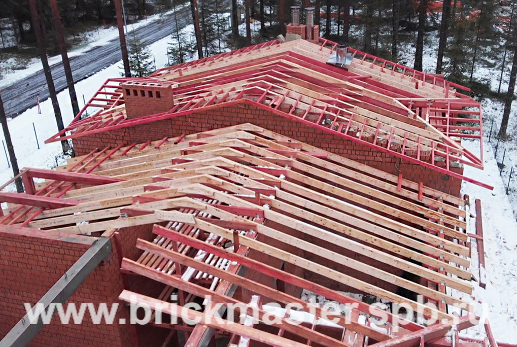 Компания BrickMaster производит строительство загородного дома площадью 580 кв.м