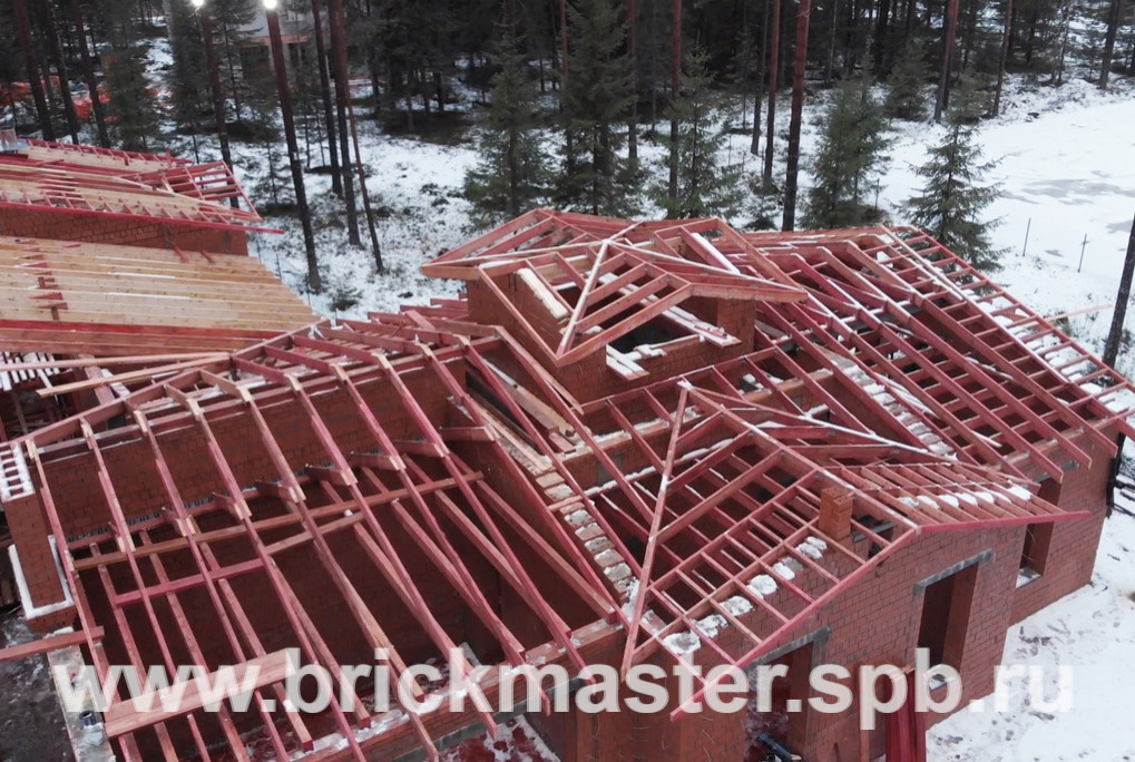 Компания BrickMaster производит строительство загородного дома площадью 580 кв.м