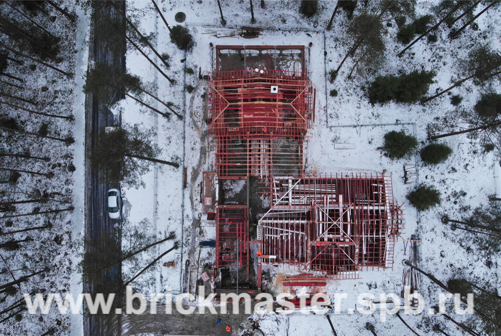 Компания BrickMaster производит строительство загородного дома площадью 580 кв.м