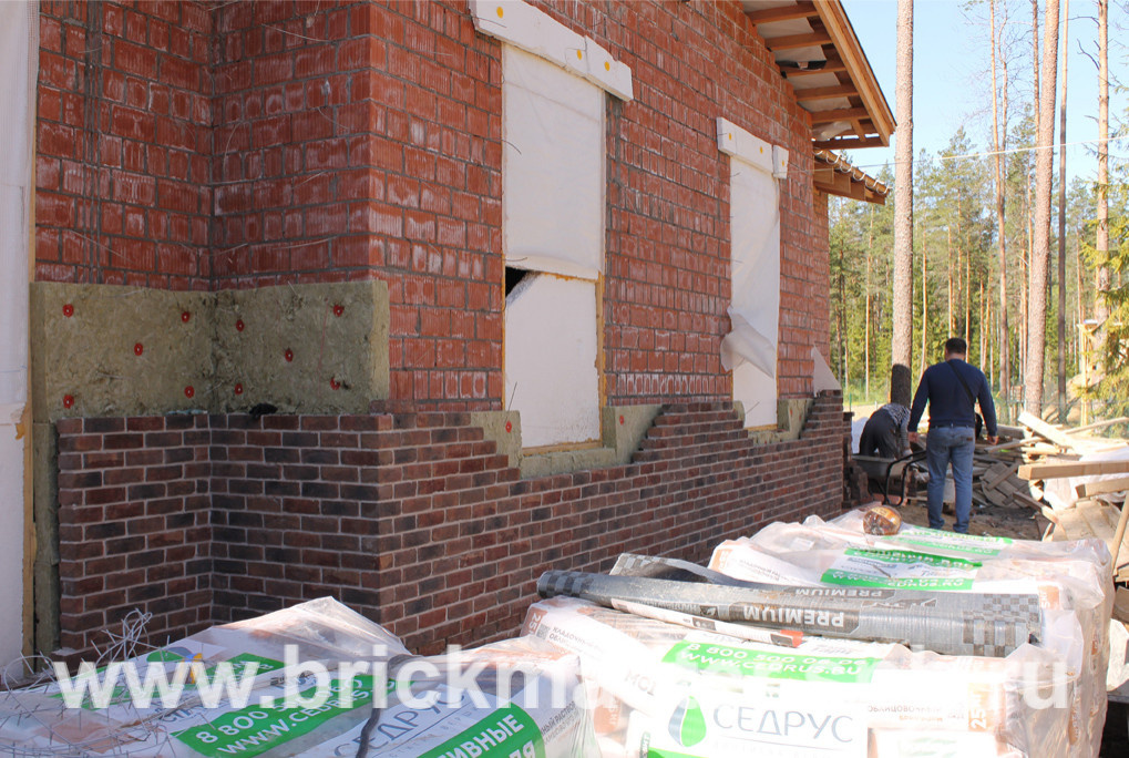 Компания BrickMaster производит строительство загородного дома площадью 580 кв.м