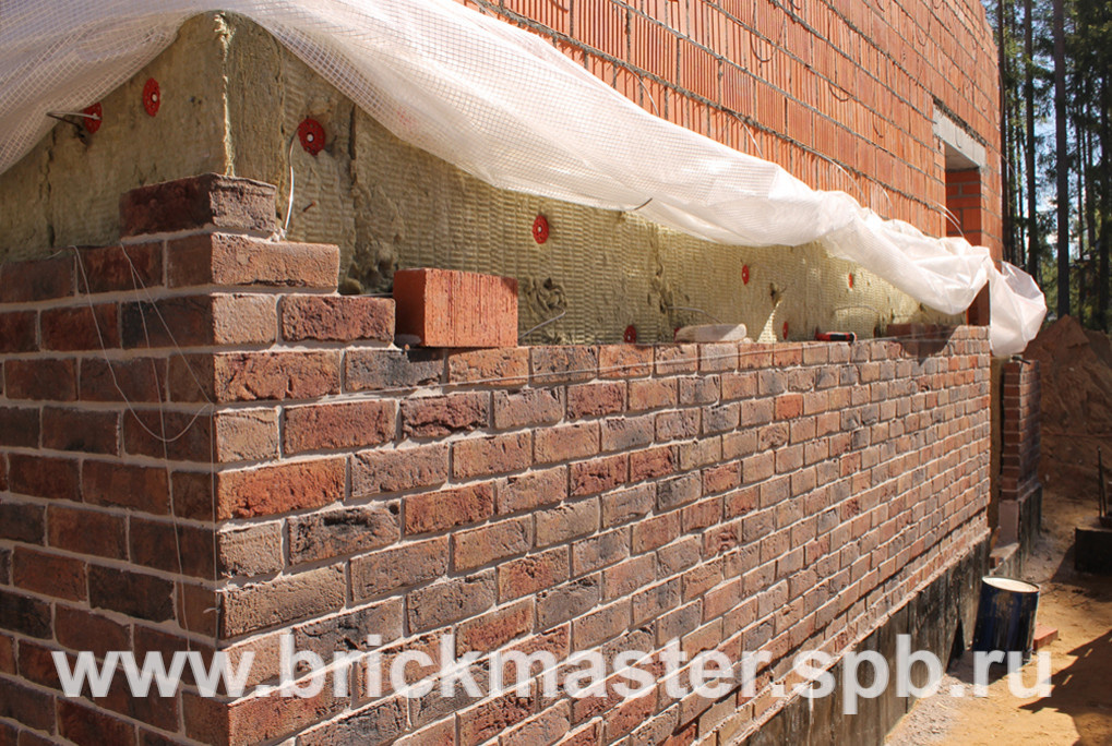 Компания BrickMaster производит строительство загородного дома площадью 580 кв.м