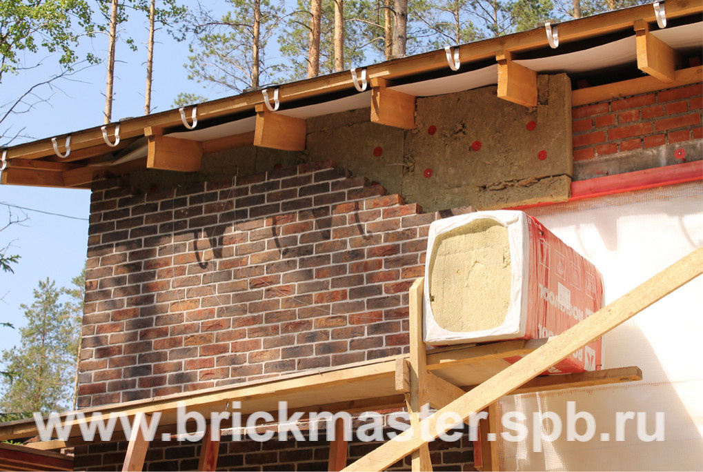 Компания BrickMaster производит строительство загородного дома площадью 580 кв.м