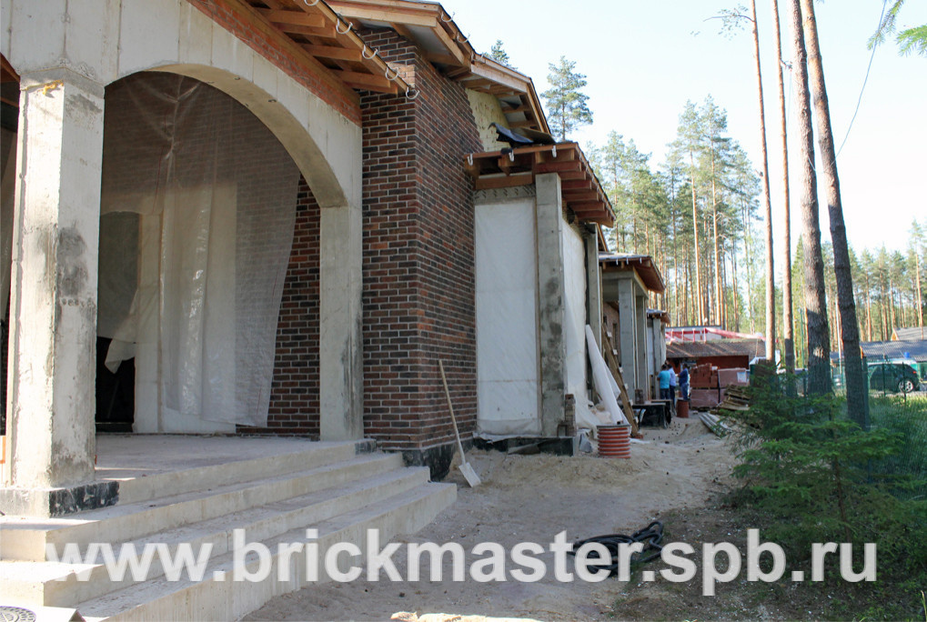Компания BrickMaster производит строительство загородного дома площадью 580 кв.м