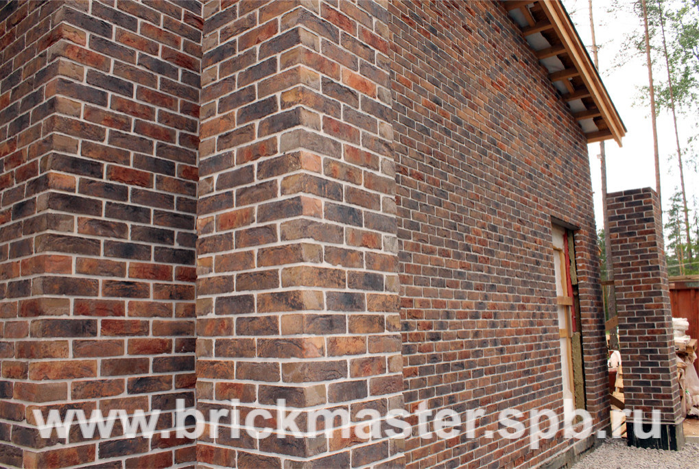Компания BrickMaster производит строительство загородного дома площадью 580 кв.м