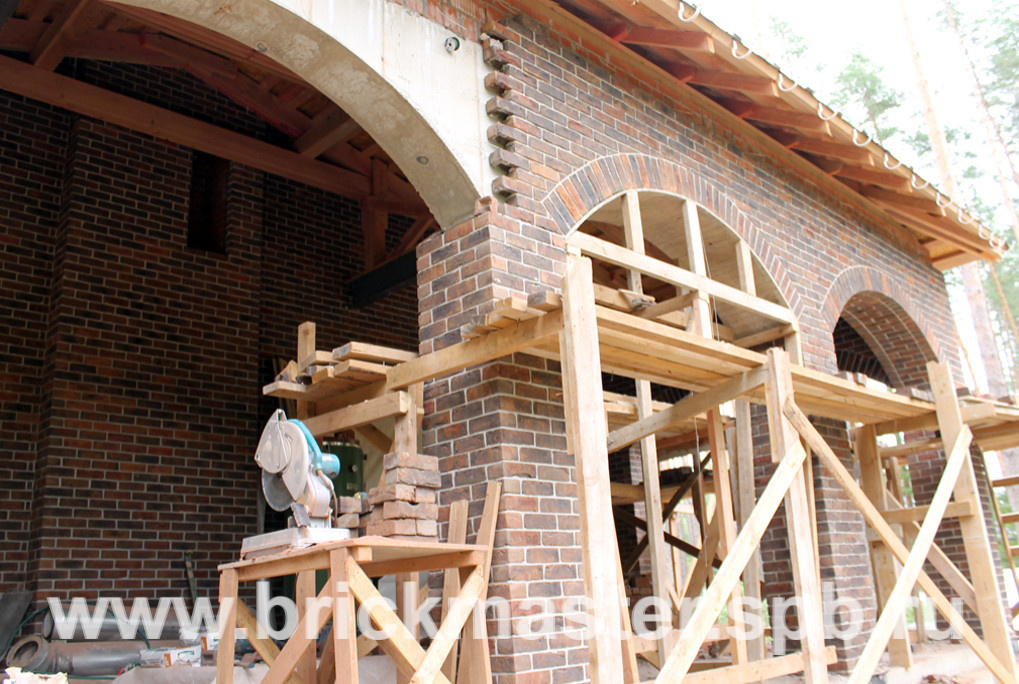 Компания BrickMaster производит строительство загородного дома площадью 580 кв.м