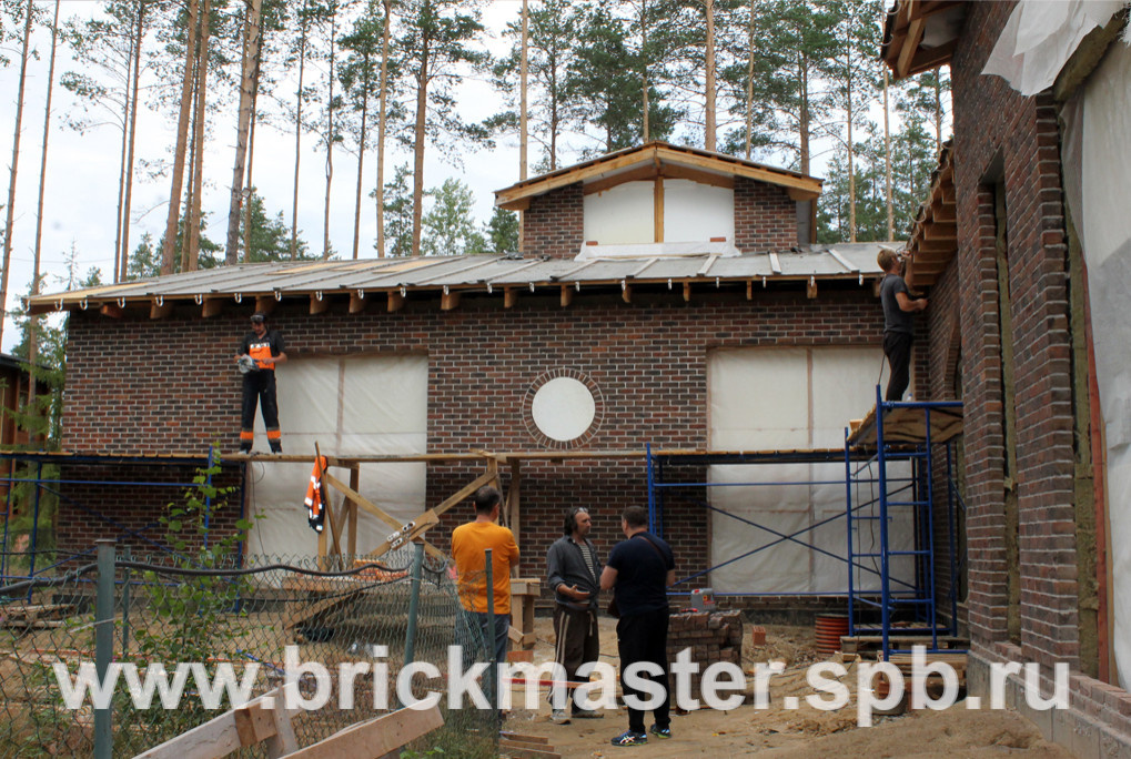 Компания BrickMaster производит строительство загородного дома площадью 580 кв.м