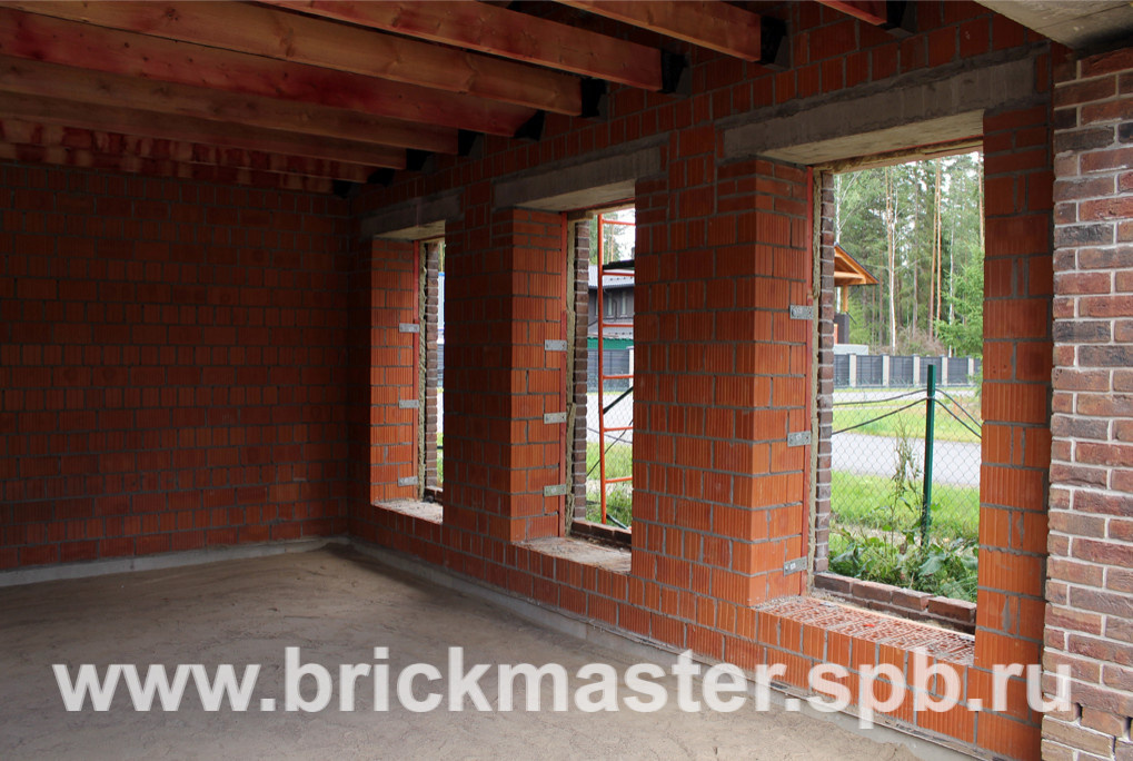 Компания BrickMaster производит строительство загородного дома площадью 580 кв.м