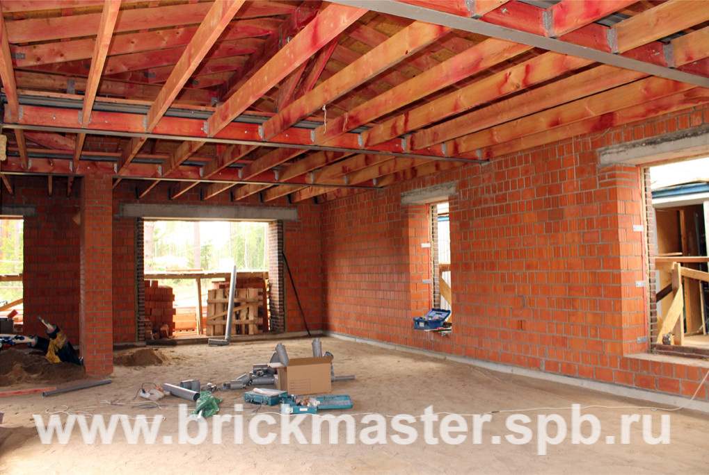 Компания BrickMaster производит строительство загородного дома площадью 580 кв.м