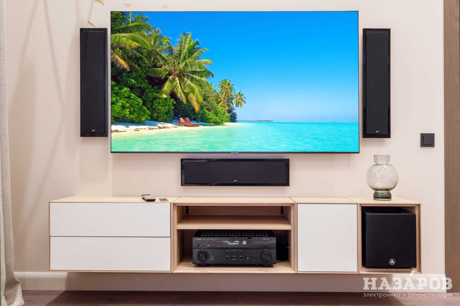 Домашний кинотеатр во всех оттенках серого