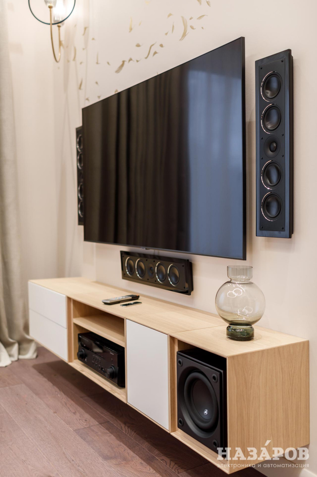 Домашний кинотеатр во всех оттенках серого