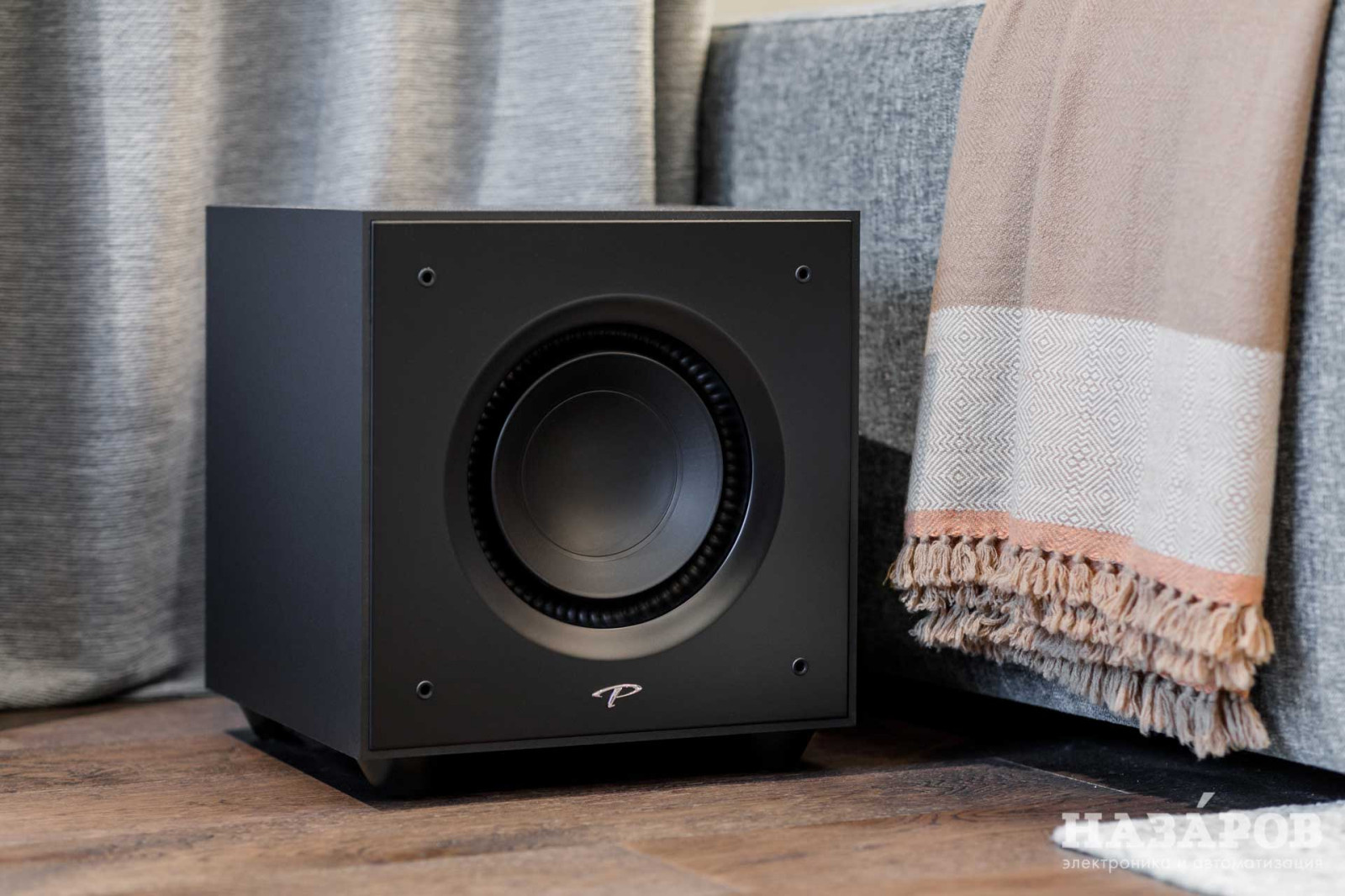 Домашний кинотеатр во всех оттенках серого