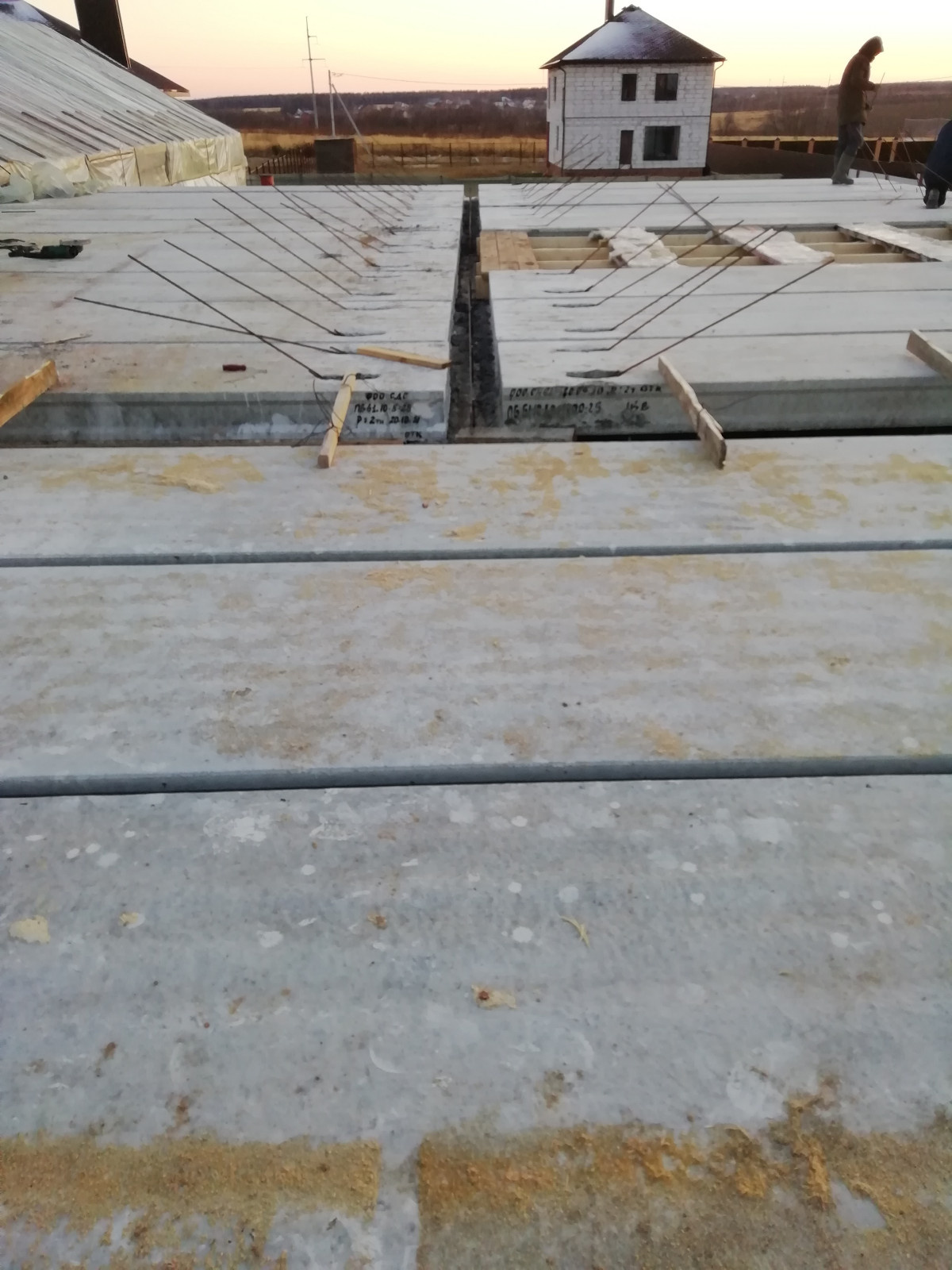 Перекрытие  фундамента ЖБ плитами