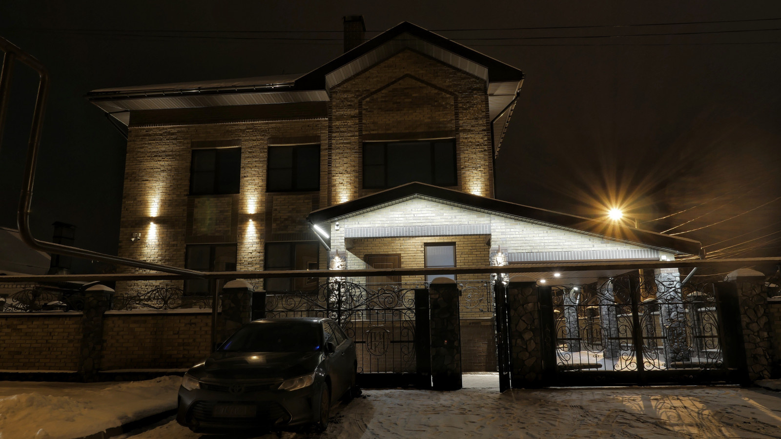 Коттеджный дом с дизайнерскими светильниками