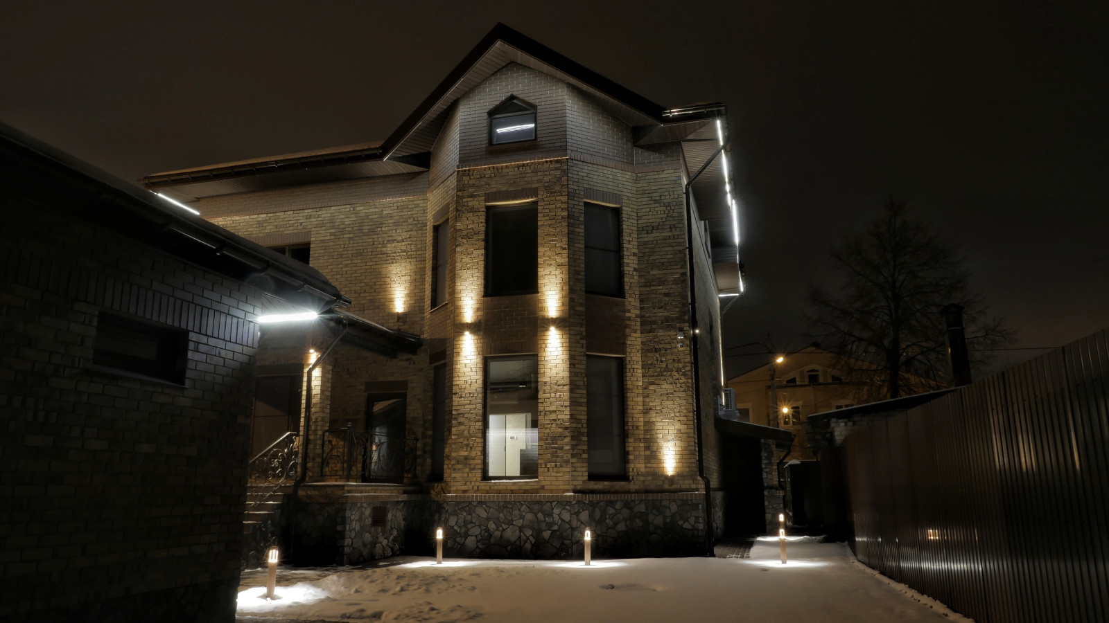 Коттеджный дом с дизайнерскими светильниками