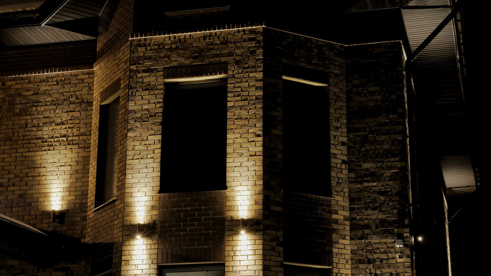 Коттеджный дом с дизайнерскими светильниками